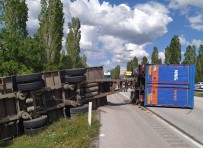 Kargo Kamyonu Devrildi Açıklaması 2 Yaralı