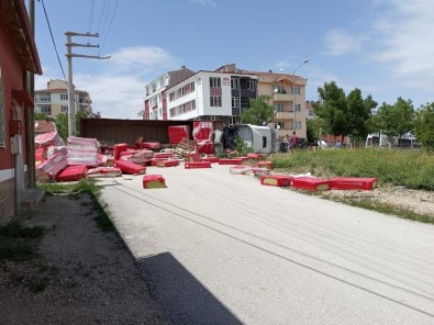 Kontrolden Çıkan Tır Yola Devrildi