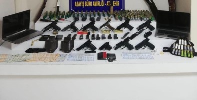 Ataşehir'de Cephaneye Çevrilen Eve Polis Operasyonu