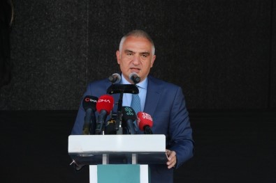 Bakan Ersoy, 'Yürüyen Tiyatro Sahnesi'ni Erzincan'a Uğurladı