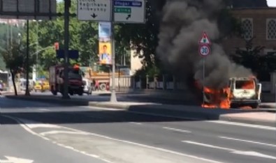 Beyoğlu'nda korkutan anlar, Araç yandı cadde kapatıldı
