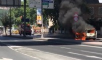 SÜTLÜCE - Beyoğlu'nda korkutan anlar, Araç yandı cadde kapatıldı
