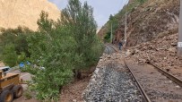 Kopan Kaya Parçaları Tren Ve Kara Yolunu Kapattı Haberi