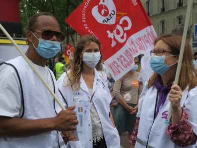 Paris'te Sağlık Çalışanları, Çalışma Koşullarını Bir Kez Daha Protesto Etti