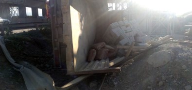 Sakarya'da İnşaat Malzemesi Yüklü Kamyonet Devrildi Açıklaması 2 Yaralı