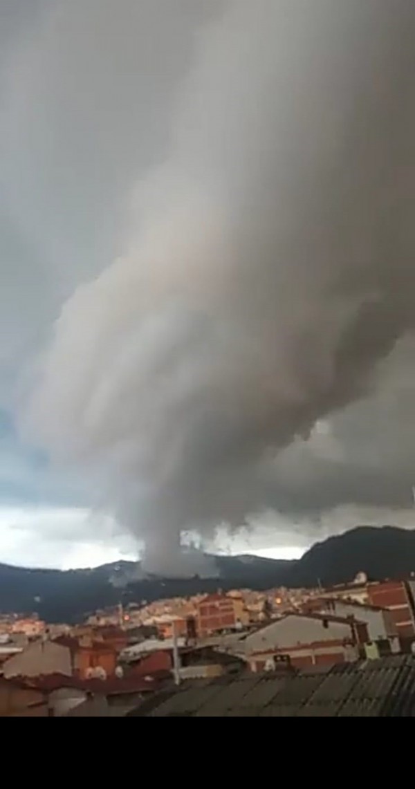 Vatandaşları tedirgin eden görüntü! Gören hortum sandı...