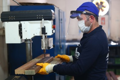 Bağcılar'da Tek Kişilik Sosyal Mesafe Bankları