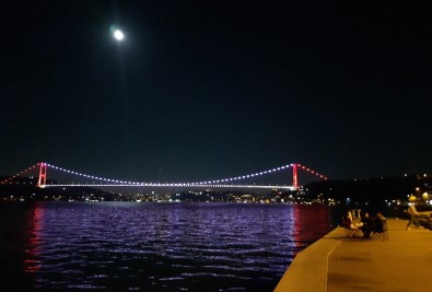 İstanbul'daki Dolunay Manzarası Göz Kamaştırdı