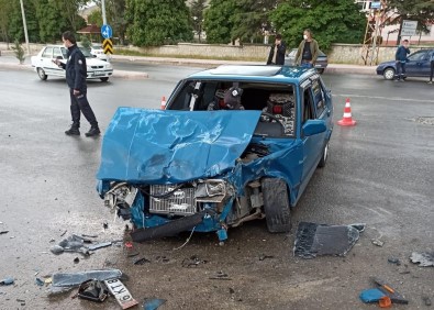Kamyonetle Otomobil Çarpıştı Açıklaması 2 Yaralı