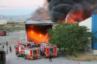 Niğde'de Tekstil Fabrikasının Deposunda Yangın