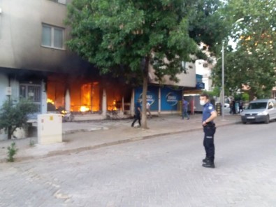 Tente Dükkanında Çıkan Yangın, Mahalleliye Korku Dolu Anlar Yaşattı