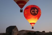 Kapadokya'da Gökyüzü Balonlarla Renklendi