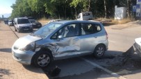 Kavşakta Otomobiller Birbirine Girdi Açıklaması 2 Yaralı