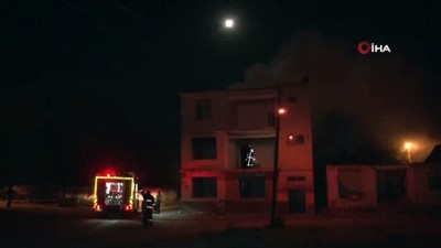 Elazığ'da Depremde Hasar Gören Binada Yangın Çıktı