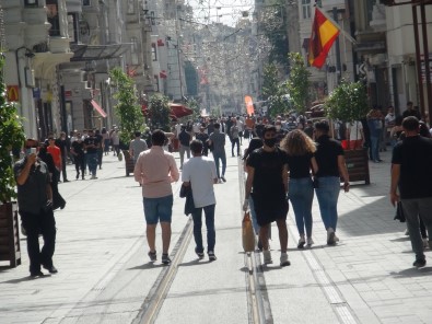 Taksim'de Vatandaşlar Sosyal Mesafe Ve Maske Kuralına Uymadı