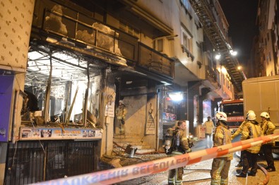 4 Katlı Binayı Saran Yangında 2 Kişi Mahsur Kaldı