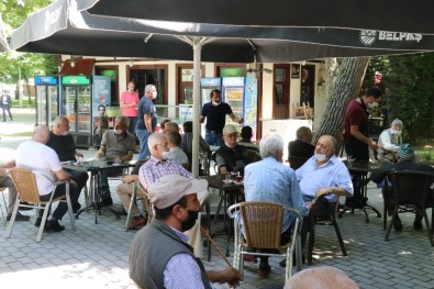 65 Yaş Ve Üzeri Vatandaşlar Millet Bahçesi İle Çay Ocaklarına Akın Etti