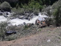 Akaryakıt Tankeri Dereye Yuvarlandı Açıklaması 1 Ölü, 1 Yaralı