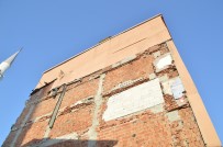 Çökme Riskiyle Boşaltılan Binanın Kolanlarından Gelen Ses Tedirgin Etti