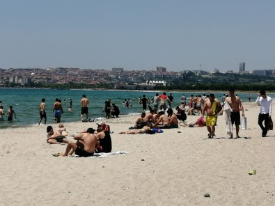 Plajda Sosyal Mesafe Kuralı İkinci Planda Kaldı