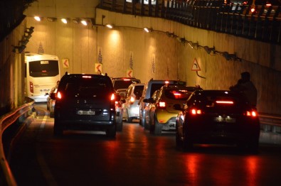 Virüsü Unuttular, Yolu Kapatıp Oyun Havası Oynadılar