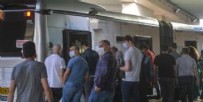MUSTAFA YıLDıZ - İBB yine beceremedi! Metrobüs seferleri aksadı, vatandaş tepki gösterdi