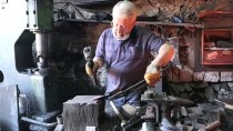 Örsteki Kızgın Demire 45 Yıldır Çekiç Sallıyor