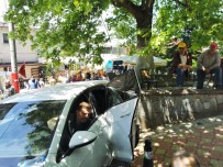 Otomobil İle Cami Duvarı Arasına Sıkıştı