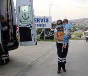 Sağlık Görevlisi Eldiveni Balon Yaptı, Kaza Sonrası Ağlayan Bebeği Sakinleştirdi