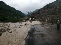 Giresun'da  Sağanak Yağış Karayolunu Ulaşıma Kapattı
