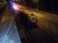 İzmir'de Bariyerleri Aşan TIR Alt Yola Uçtu Haberi