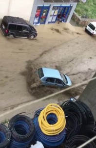 Sivas'ta Sel Suları Otomobili Sürükledi, O Anlar Kameraya Yansıdı
