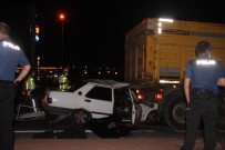 Tıra Arkadan Çarpan Otomobil Hurdaya Döndü Açıklaması 1 Ölü 1 Yaralı
