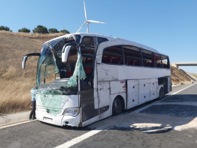 Yolcu otobüsü devrildi: 33 yaralı!