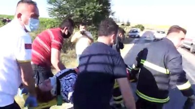 Üzüm Bağına Devrilen Otomobilde Sıkışan Kadın Sürücü Yaralandı