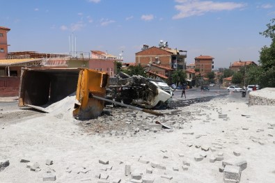 Kazada Yaralanan Sürücünün Tedavisi Sürüyor