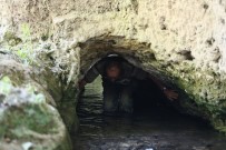 (Özel) Şifa Bulmak İçin İçi Su Dolu Tünelden Geçiyorlar Haberi