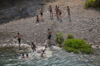 Sıcaklar Bastırdı Gençler Su Kenarına Koştu Haberi