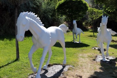 Ürgüp Belediyesi İlçe Girişlerine At Maketleri Yerleştirdi