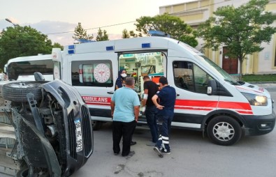 Başkent'te Otomobil Yan Yattı Açıklaması 3 Yaralı