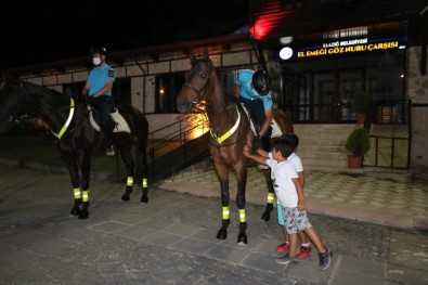 Elazığ'da Atlı Jandarma Timi  Moral Görevini Sürdürüyor