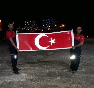 İtfaiye Ekipleri Türk Bayrağını Yerde Bırakmadı