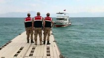 Van Gölü'nde Batan Teknedeki Cesetlerin Çıkarılması Çalışmalarına Ara Verildi Haberi