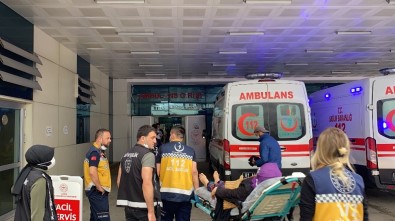 Düzce'de Kontrolden Çıkan Araç Kaldırımdaki Anne Ve Çocuklarına Çarptı Açıklaması 2'Si Ağır 5 Yaralı