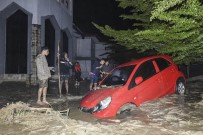 Endonezya'da Sel Felaketi Açıklaması 15 Ölü, 46 Kayıp