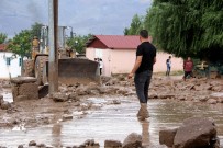 Erzincan'da Dereden Taşan Sel Suları Mahallenin Ortasından Geçti