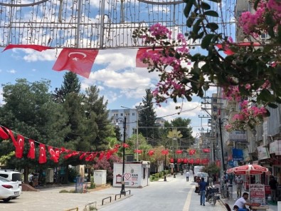 Kızıltepe'de 15 Temmuz Öncesi Meydanlar Bayraklarla Donatıldı