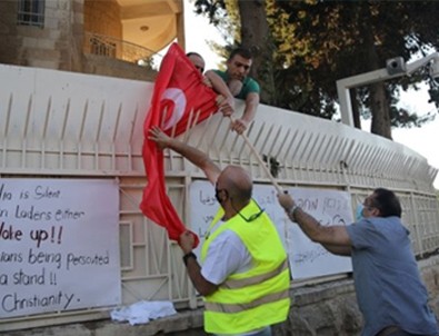 Kudüs'te alçak provokasyon! Türkiye Başkonsolosluğu önünde Türk bayrağı yaktılar