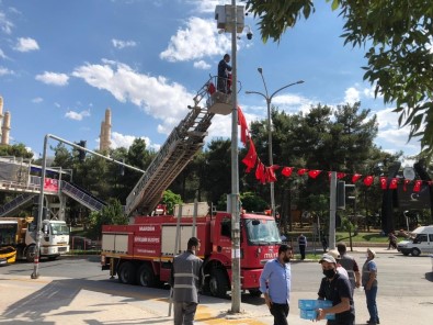 Mardin'e 15 Temmuz Öncesi Meydanlar Türk Bayrakları İle Donatıldı