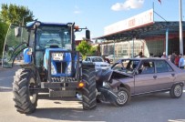 Traktöre Çarpan Otomobilin Sürücüsü Yaralandı